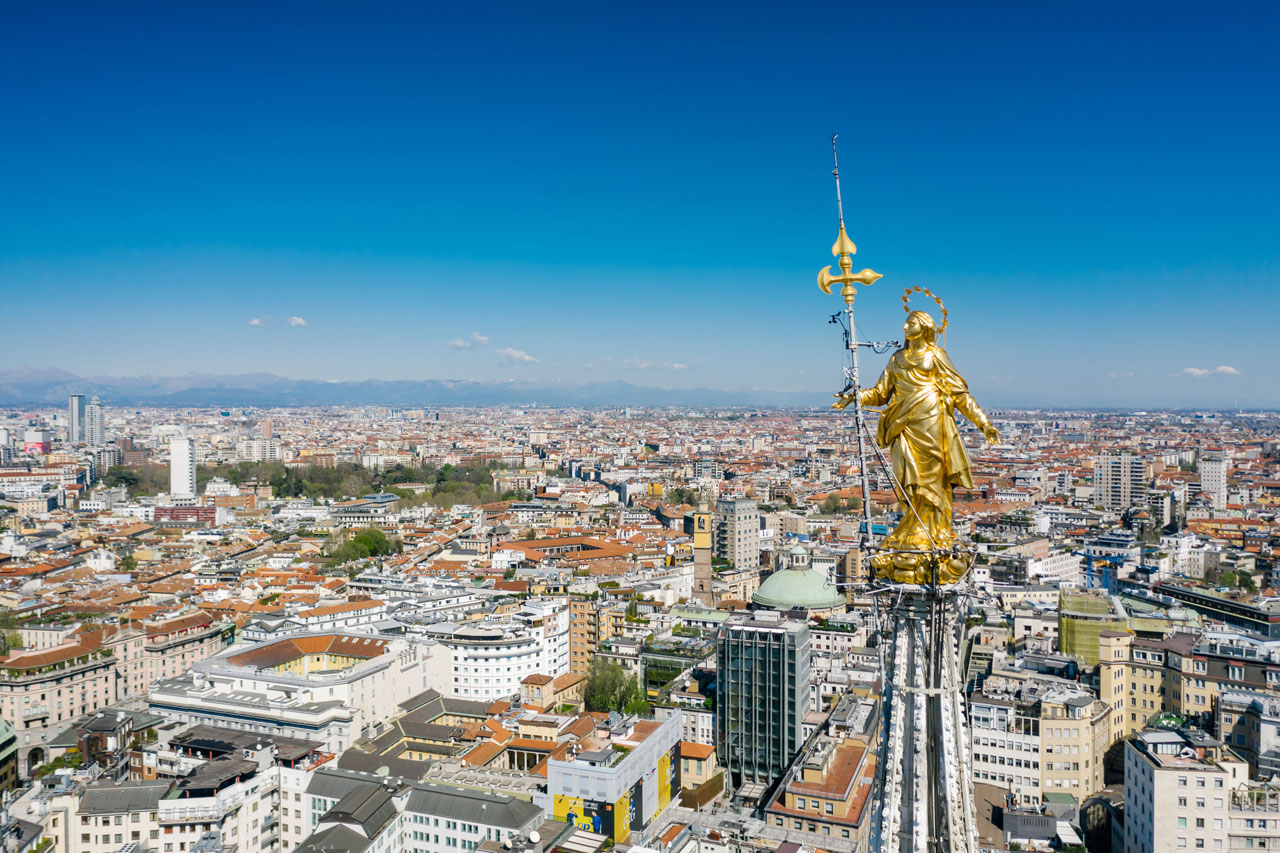 Studiorizzardini-homepage La Madonnina del Duomo di Milano con vista sullo skyline della città, amministrazione condominiale a Milano
